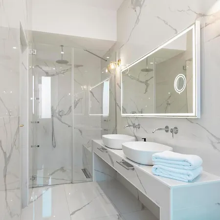 Sjr Luxury Trevi Fountain *