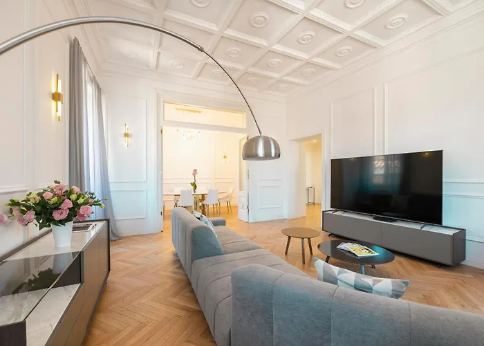 Sjr Luxury Trevi Fountain *